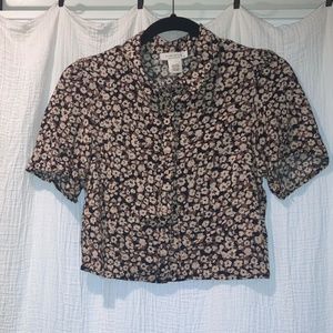 Kirious Button up crop top floral black and beige print.  Super cute!  Size  L